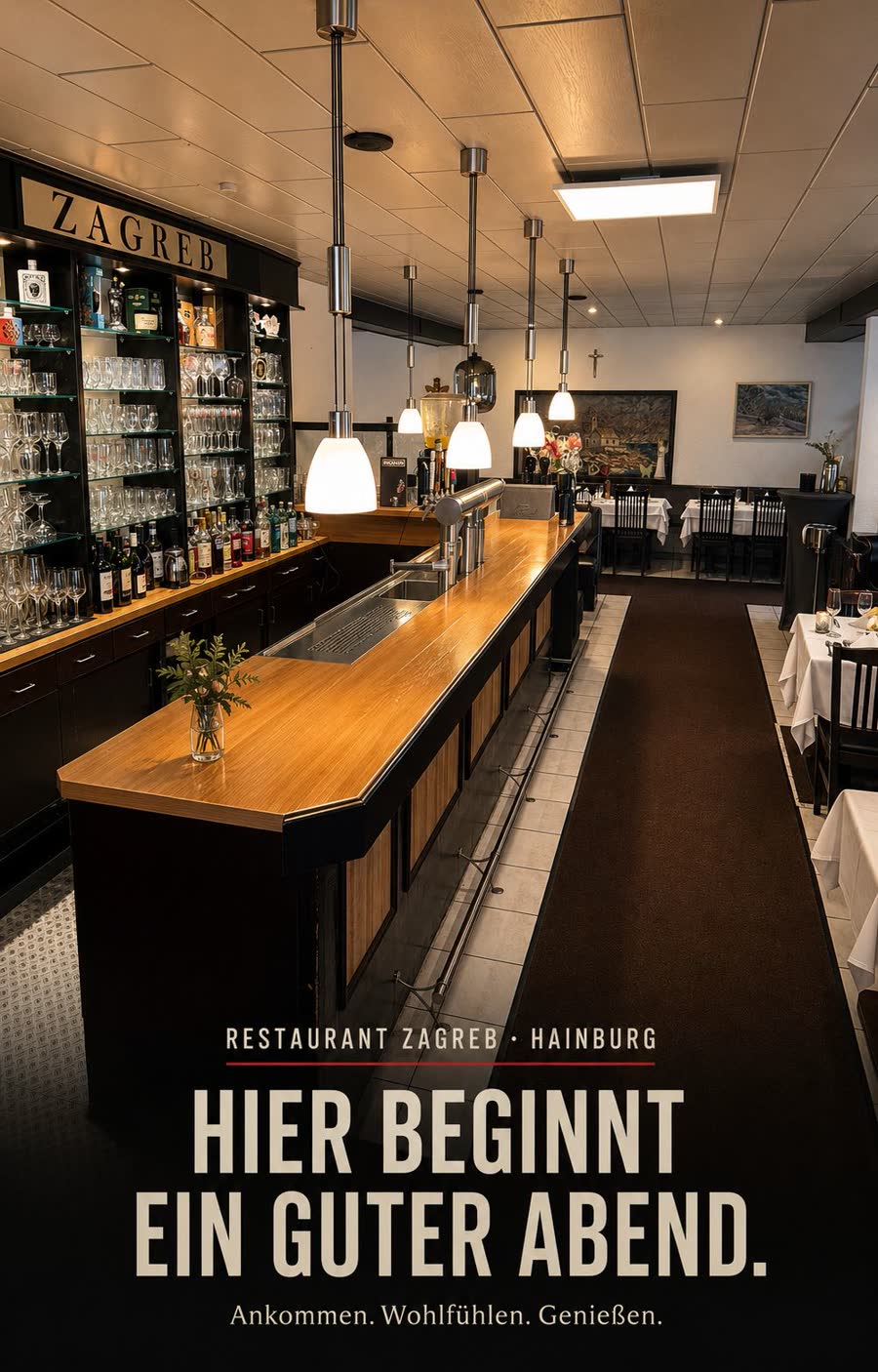 Holztresen der Bar mit Gläserregal – Hier beginnt ein guter Abend