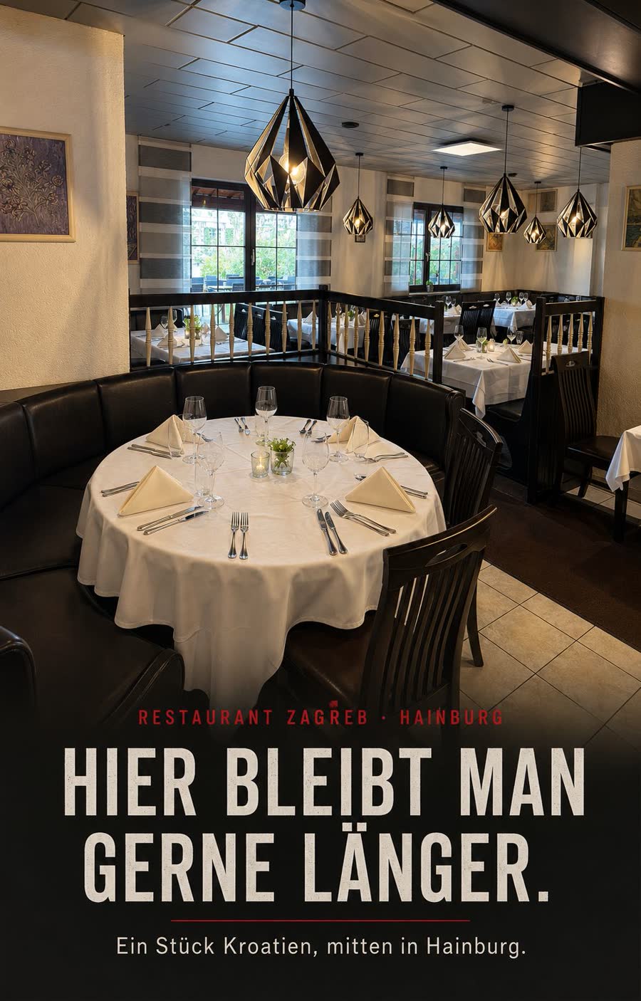 Runde Sitzecke mit weißen Tischdecken in der Gaststube – Hier bleibt man gerne länger