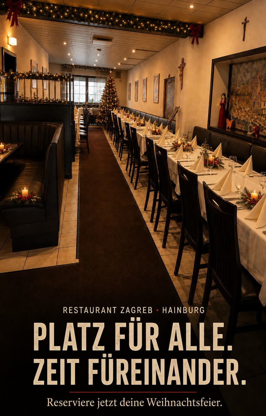 Lange Festtafel mit Kerzen und Tannengrün – Platz für alle, Zeit füreinander. Jetzt Weihnachtsfeier reservieren