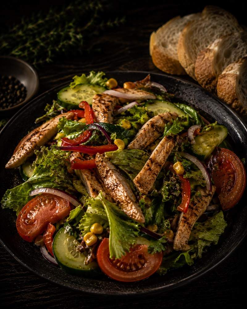 Salat mit gegrillten Hähnchenstreifen