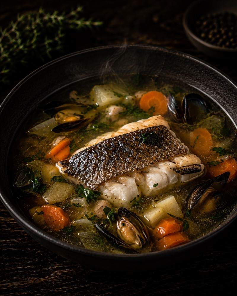 Fischsuppe mit Filet und Muscheln