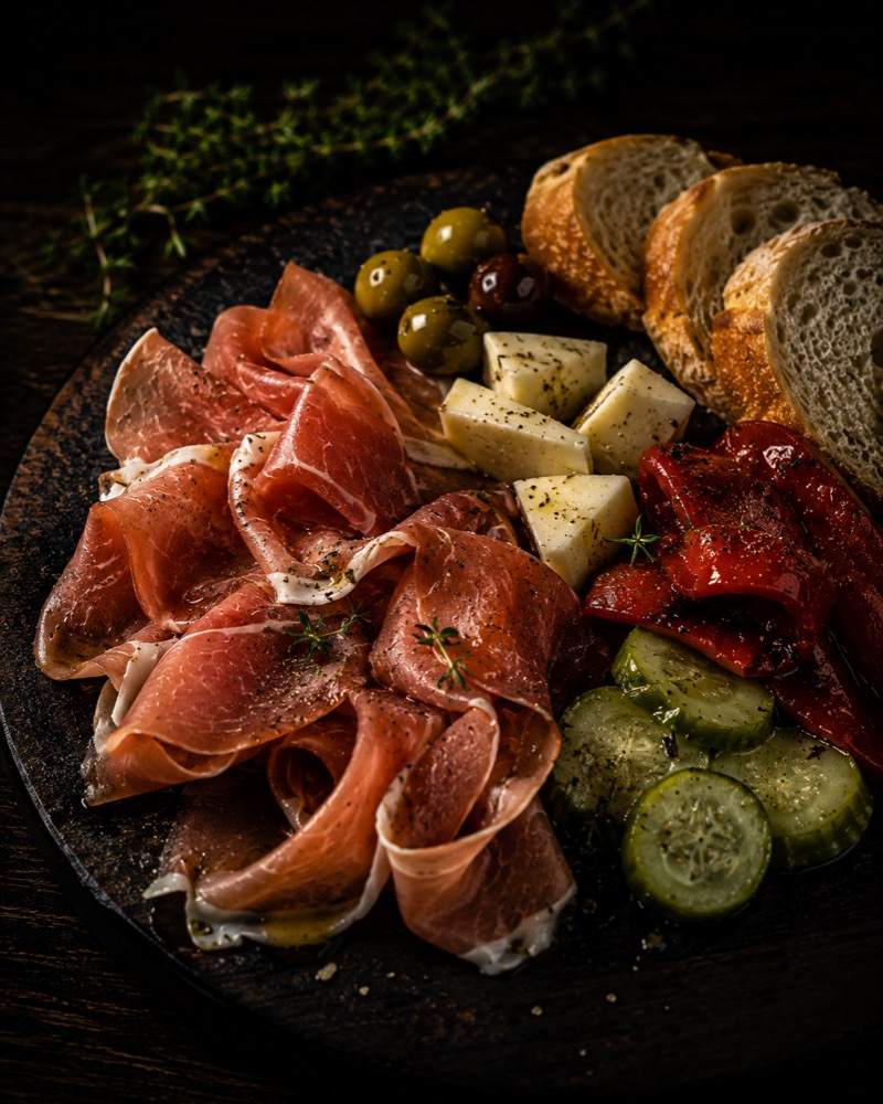 Vorspeisenplatte mit Pršut, Käse und Oliven