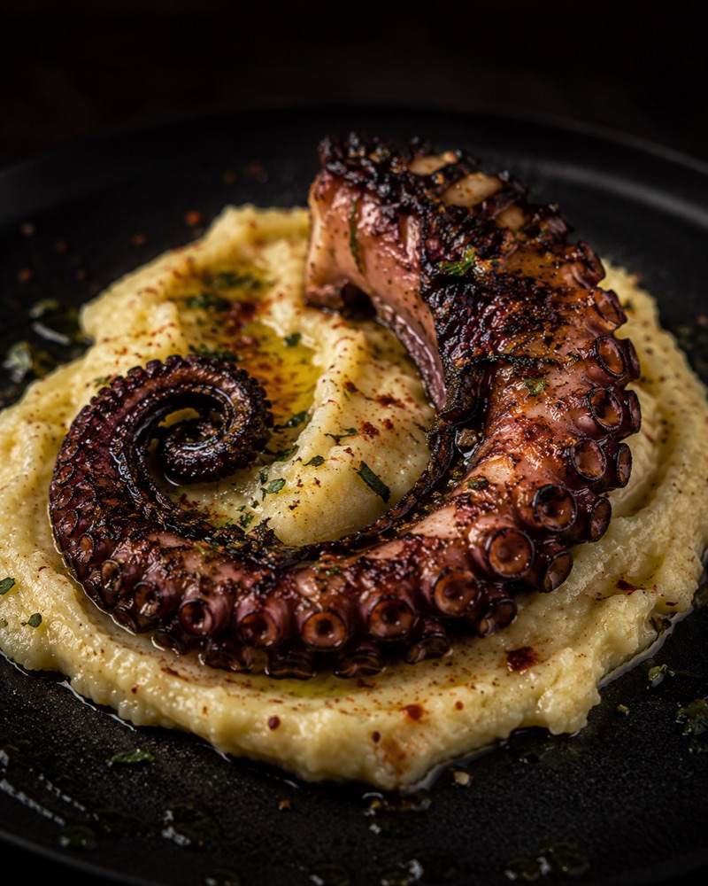 Oktopus vom Grill auf Püree