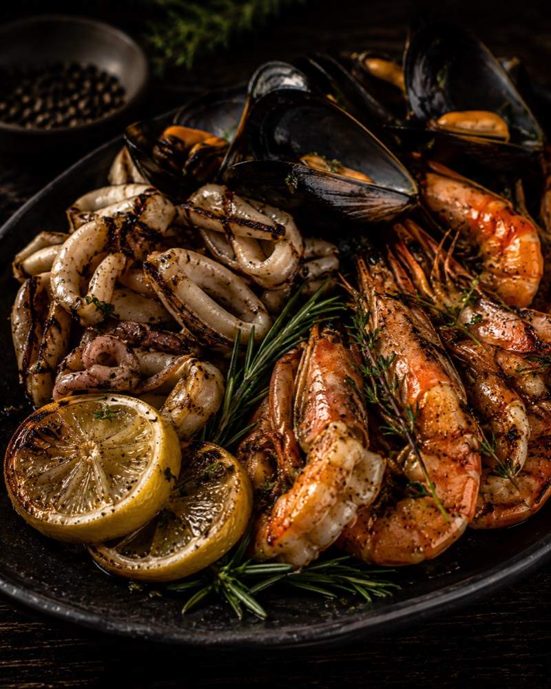 Meeresfrüchteteller mit Calamari, Garnelen und Muscheln